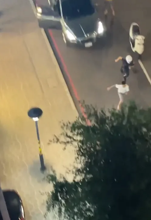 桃園市藝文特區員警攔查休旅車,失聯越籍移工竟當場跑給警察追。(圖/翻攝畫面)