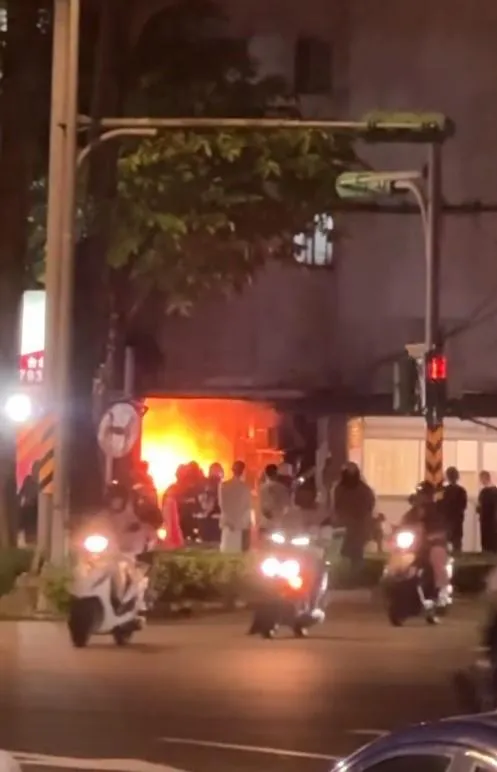 晚間將近7點半，台北市內湖成功路一棟2層木造民房，突然傳出火警。（圖/翻攝Threads goldfish_730）