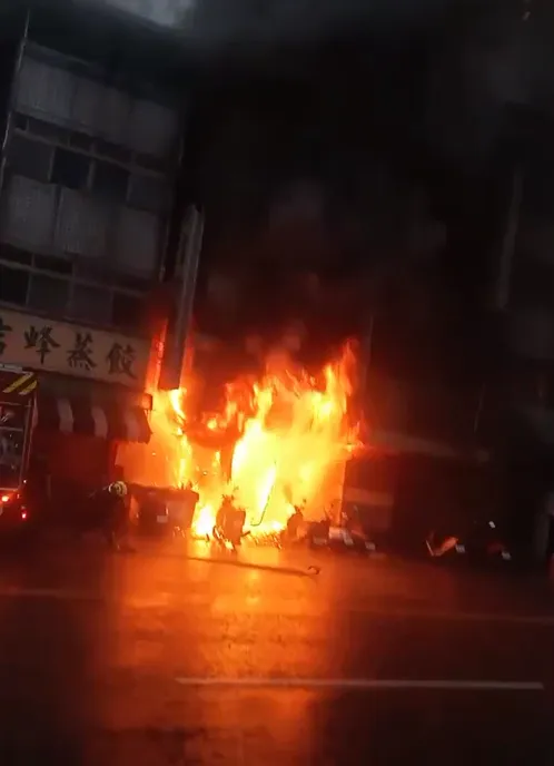 台中太平區一間麵店不明原因起火。（圖／中天新聞）