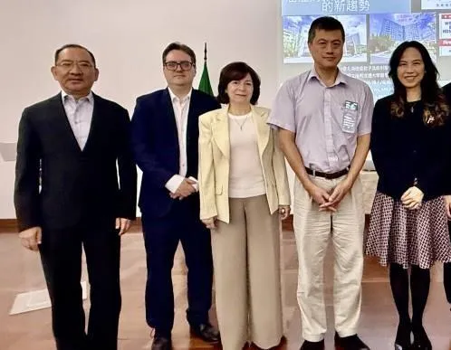 巴西聖保羅華僑文教服務中心主任尤正才（左一）強調，張維正的離世讓全體同仁不捨，不希望事件被誤導。（圖／僑委會官網）