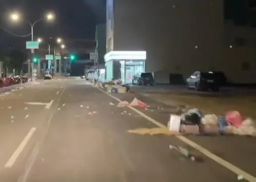 煙火活動結束後,現場街道留下大量垃圾,彷彿世界末日。(圖/翻攝自臉書社團「●【爆料公社二社】●」)