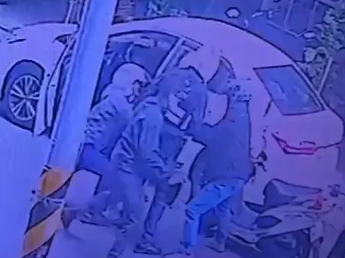 台南市中西區五妃街多名警察緝捕犯嫌。（圖／民眾提供）