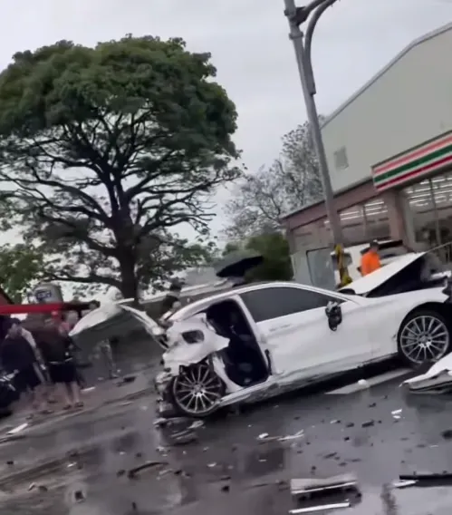 白色轎車車門解體掉落。（圖／翻攝桃園大小事社團）