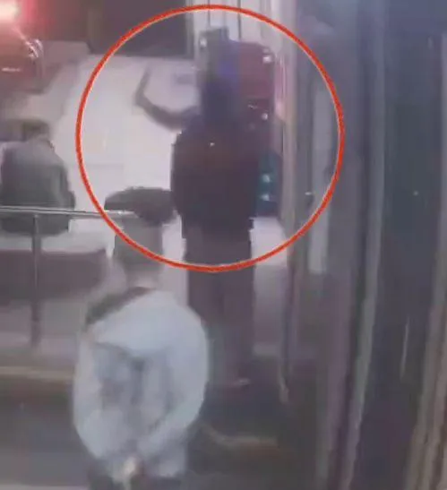 狂男持刀向汽車駕駛揮砍。（圖／翻攝_haoojen的Threads，經授權使用）