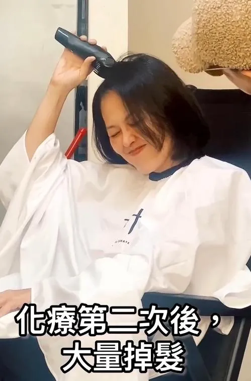 姑慕．巴紹目前全力抗癌，主動把頭髮剃光以便化療。（圖／翻攝kbvocalistK的IG）