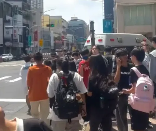 今(20日)11時7分,台中市北區三民路一棟大樓傳出火警,同棟儒林補習班大批學生緊急疏散。(圖/Threads網友@lan.senouo 授權提供)