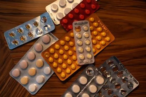 攝護腺肥大的男性出國前應先控制病情，避免感染感冒後服用含第一代抗組織胺成分的感冒藥。（示意圖／Pexels）
