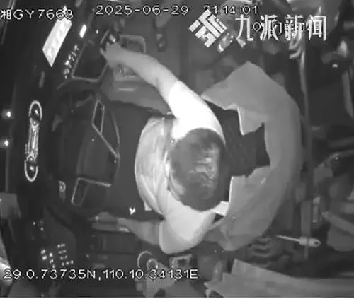 監控顯示肖波努力穩住車輛。（圖/翻攝新浪微博）