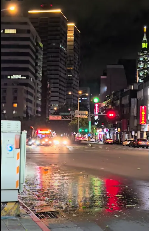 忠孝診所外馬路邊不斷有水降下。（圖／翻攝路上觀察學院）