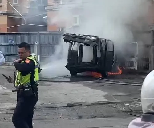 整輛車燒到剩骨架。（圖／翻攝畫面）