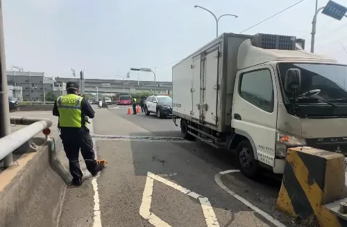 台中茶葉行貨車駕駛突昏迷，車輛卡在橋中央。（圖／中天新聞）