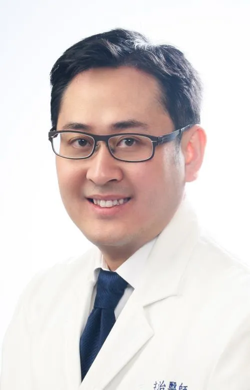 47歲腎臟科名醫葉曙慶擁有豐富的臨床經驗,門診病人不乏政商名流,但他在35歲壯年時卻意外成為腎臟癌患者。(圖/翻攝自臺北醫學大學附設醫院)