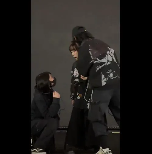 日本歌手大槻真希在上海演出到一半突被強制中斷帶離舞台。（圖／翻攝X）