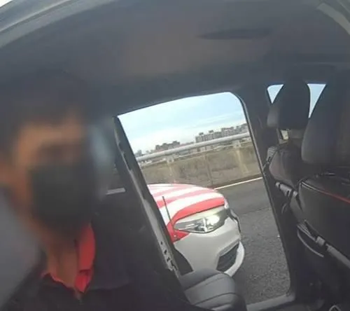 警方把武女、阮男連人帶車通通攔下。(圖/警方提供)