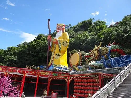 農曆8月15日既是中秋節也是土地公壽誕,民俗專家高宏寓點名5生肖運勢當天最好。圖為新北中和烘爐地的土地公神像。(圖/翻攝自新北市政府民政局官網)