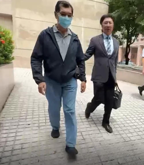 巨業客運肇事施姓男子(左)與辯護律師周仲鼎(右),今日和死者家屬再開調解庭。(圖/中天新聞)
