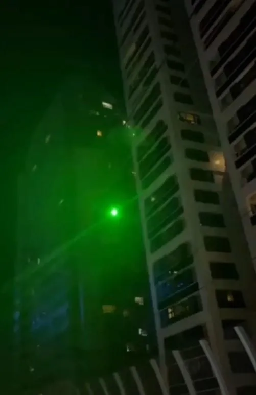 淡海輕軌列車駕駛室，日前遭人以雷射筆照射案件，淡水警方循線查獲涉案的蔡姓男子並起出毒品。（圖／警方提供）