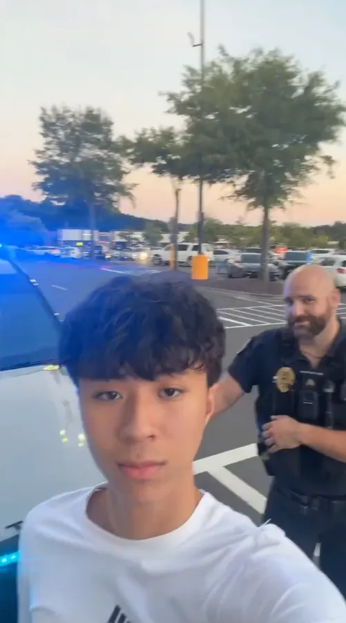 Ray被警方帶上警車前還在拍片。（圖／翻攝Threads）