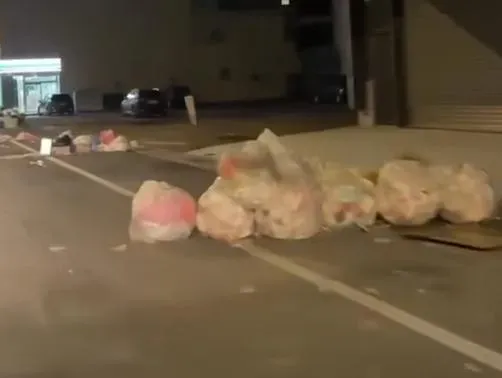煙火活動結束後,現場街道留下大量垃圾,彷彿世界末日。(圖/翻攝自臉書社團「●【爆料公社二社】●」)
