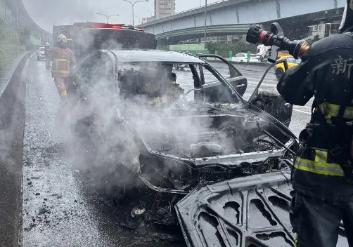 國道1號北向28.3公里三重路段，今日上午發生火燒車事故。（圖／警方提供）
