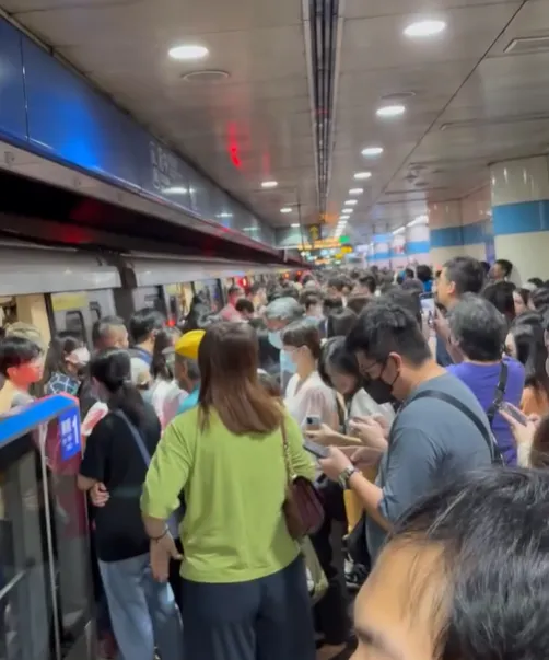 人潮擠爆捷運站。（圖／Threads網友@russellchen719授權提供）