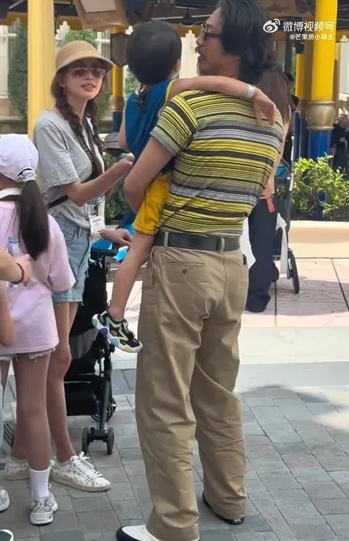 林志玲一家現身新加坡環球影城，親子溫馨互動被捕捉。（圖／翻攝 微博）