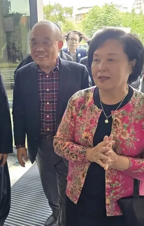 歌手楊烈《自由之地》巡迴演唱會8日繼續在台灣戲曲中心登場,前行政院長蘇貞昌(前左)與夫人詹秀齡(右)到場支持。(圖/印太戰略智庫提供)