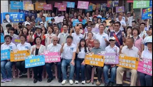 花蓮縣議長張峻登記時有民進黨人士陪同。（圖／翻攝張峻臉書）