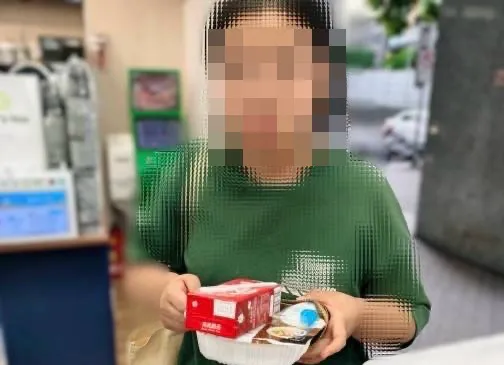弱勢女拿到員警提供的食物才破涕為笑。（圖／翻攝畫面）