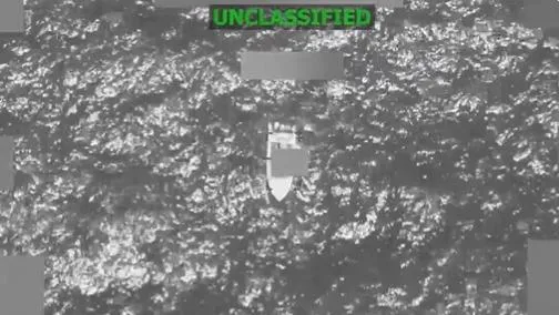 美軍再炸東太平洋一船疑似運毒船。（圖／翻攝自X）
