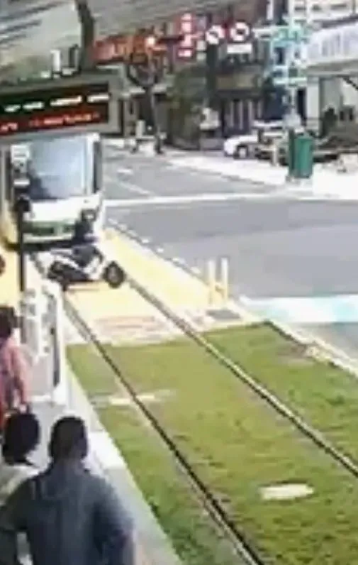 列車停車位置仍有部分車廂阻礙路口。（圖／民眾提供）