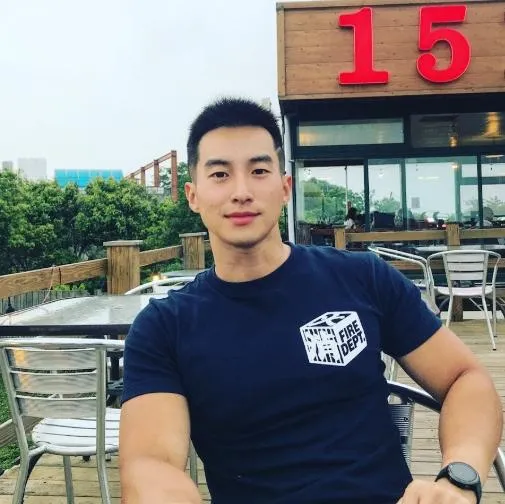 曹世昕率消防英雄挑戰男子大龍舟比賽，自創口號秀最佳默契。（圖／世壯運提供）