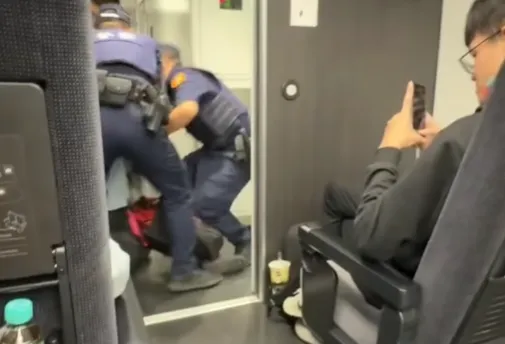 台鐵自強號發生一起婦人持不同車次車票，堅持坐在對號座位上，拒絕下車，最終被警方抬離事件。（圖／翻攝臉書）