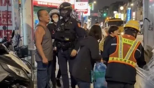 員警到場平頭男立刻閉嘴。(圖/翻攝自臉書「清潔隊的大小心酸」)