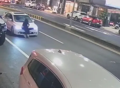 女子奔向白色轎車，趴臥在引擎蓋。（圖／IG @ooxx.mia提供）