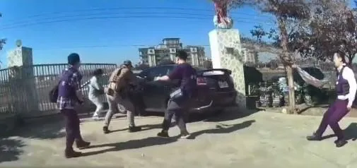東港警方圍捕李姓嫌犯,李姓嫌犯還開車企圖衝撞員警,現場十分緊張。(圖/警方提供)