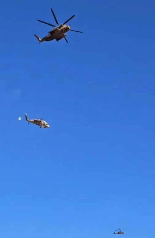 以軍一架黑鷹直升機在吊掛空運過程中摔落地面。（圖／翻攝自X）