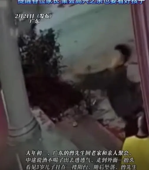 曾男見孩子快墜樓,立即伸手去接。(圖/翻攝新浪微博)