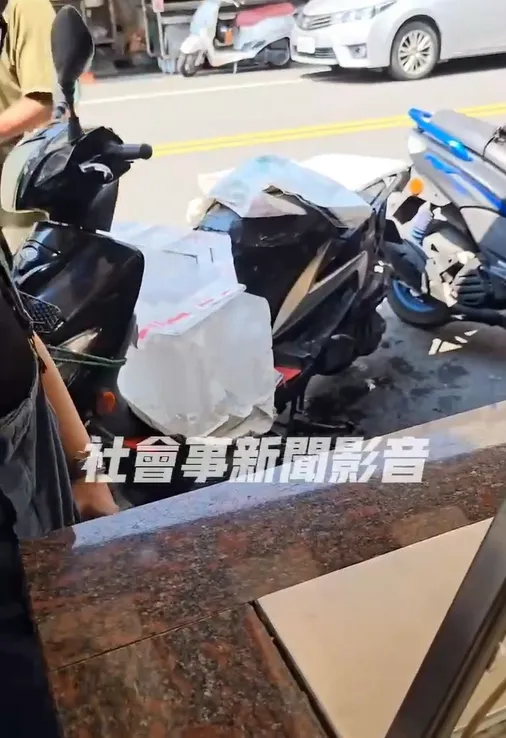 冰塊放置機車引起民眾擔心食安問題。（圖／翻攝自社會事新聞影音）