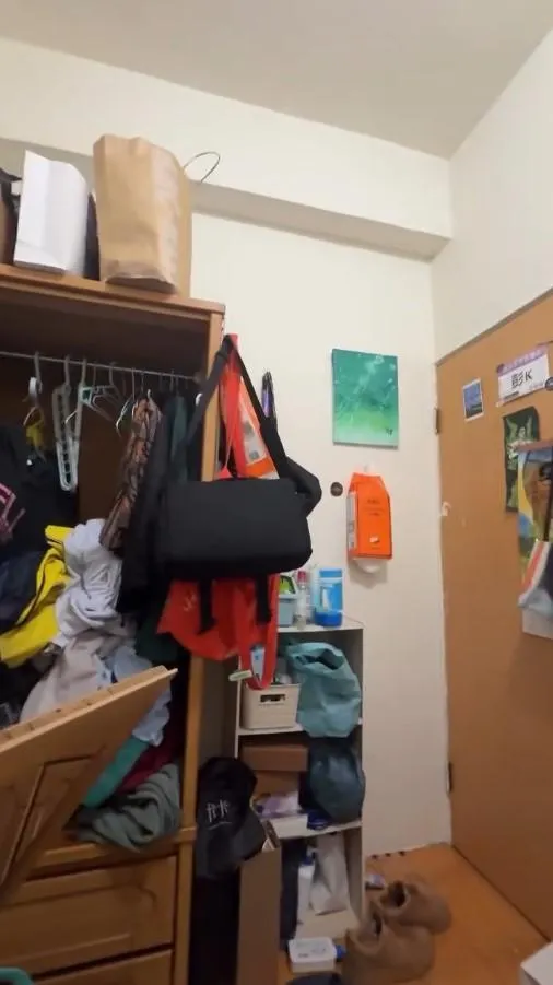 台北南港也有民眾記錄下地震搖晃畫面，房間物品散落一地。（圖／翻攝 IG:wiz_k_e_l_l_y_uca彭K外星人 授權提供）