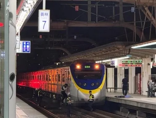 彰化縣員林車站於28日晚間6時許驚傳旅客落軌意外，經執法人員確認仍存有氣息後，已緊急轉送至醫療院所進行搶救。（圖／翻攝自記者爆料網）