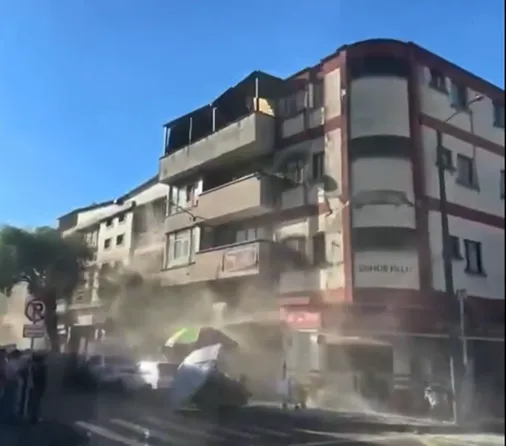 網傳畫面可見建築物不堪搖晃，外牆出現大大的裂痕。（圖／翻攝自社群平台X）