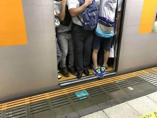 搭日本東京或大阪電車時，後背包要往前背或改為手提，以免被其他乘客討厭。（圖／翻攝自「日本人的歐吉桑」臉書）