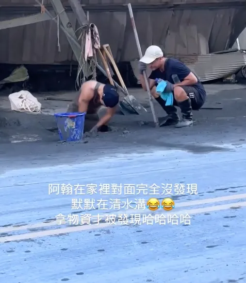 有網友目擊知名YouTuber阿翰到花蓮光復當鏟子超人,在默默清水溝。(圖/網友maa_kiyo.h提供)
