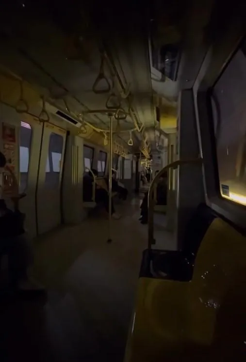 27日晚間發生有感地震，有民眾卡在環狀線列車上。（圖／Threads網友l_yj_0323授權提供）