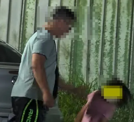 21日晚間在台中市西區四維街與大明街口附近，一名父親在街頭對8歲女童大聲恐嚇並出手重擊倒地。（圖／翻攝Threads網友@rt__wu）