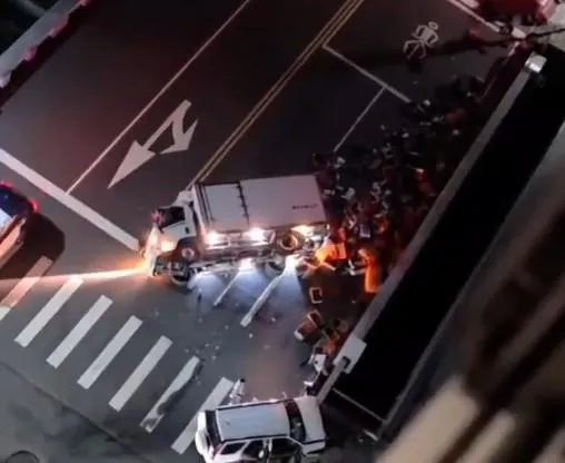 超商物流車翻覆，車內貨物散落一地。（圖／翻攝自記者爆料網）