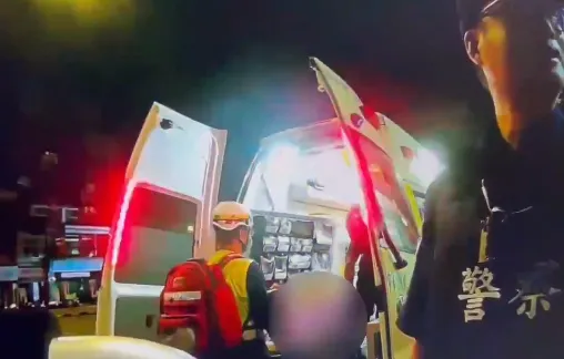 昨天深夜台鐵1列區間車抵達終點站瑞芳站時，有旅客拒絕下車。（圖／翻攝畫面）