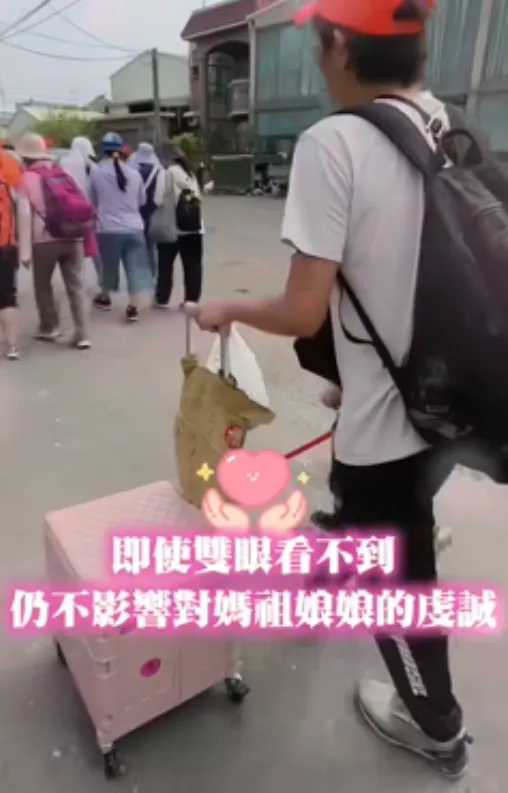視障父堅持徒步隨香,兒子全程陪伴。(圖/網友Ellen Chiang授權提供)
