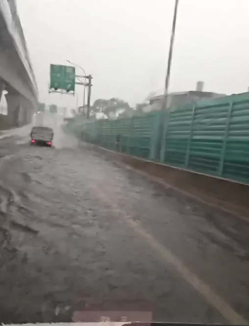 國道三號南下大溪出口交流道今(27)日傳出積水情況。(圖/翻攝自threads@zhen.gmanyi)